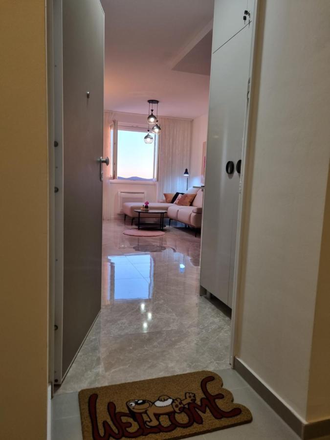 Apartment "50 Shades" With Balcony And Free Parking In The Garage 扎达尔 外观 照片