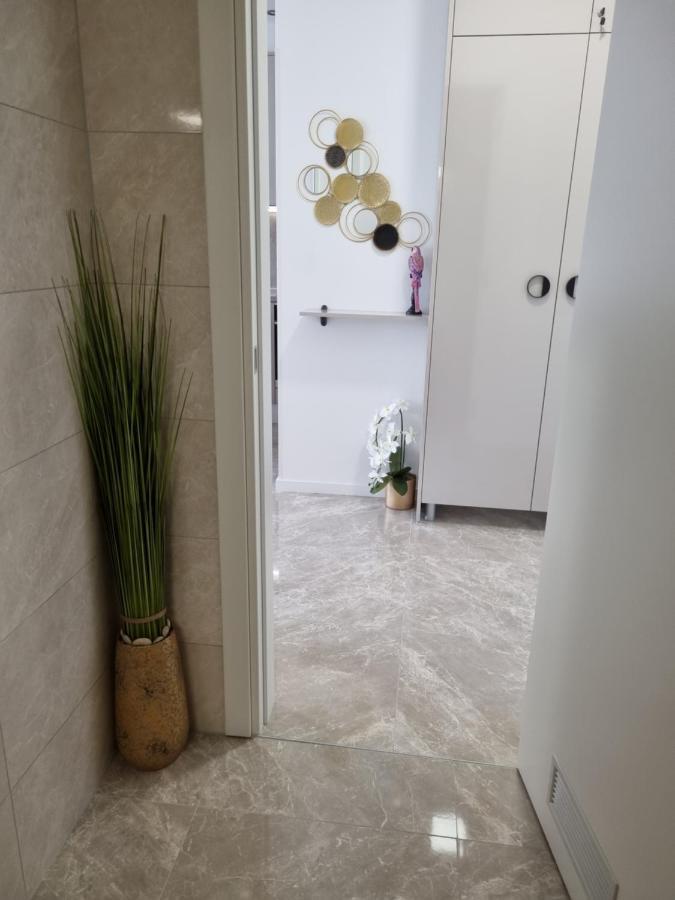 Apartment "50 Shades" With Balcony And Free Parking In The Garage 扎达尔 外观 照片