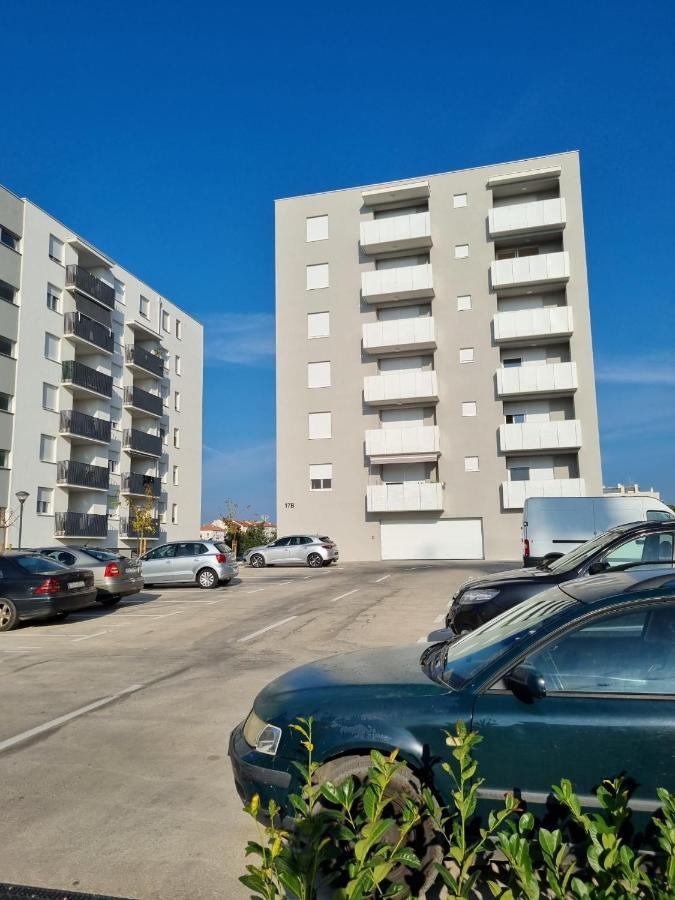 Apartment "50 Shades" With Balcony And Free Parking In The Garage 扎达尔 外观 照片